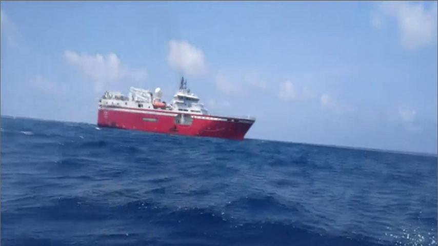 原标题:中国新型海上石油地震勘探采集装备首次试验成功 新华社合肥10月29日电 (记者徐海涛)记者从中国科学技术大学获悉,该校安琪教授、曹平副教授课题组近期在我国海上石油地震勘探系统成套装备产业化研制过程中取得突破性进展,他们研制的新型海上石油地震勘探数据采集装备在渤海旅大工区试验线成功并完成首次海上试验,为推进我国自主物探装备产业化进程打下坚实基础。 10月4日凌晨,装备有我国完全自主研制的新型海上石油地震勘探数据采集装备的东方明珠号物探船在渤海旅大工区开始作业试验,针对电缆沉放深度、数据记录长度